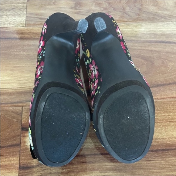Madden Girl Black Floral Heels - Picture 4 of 5
